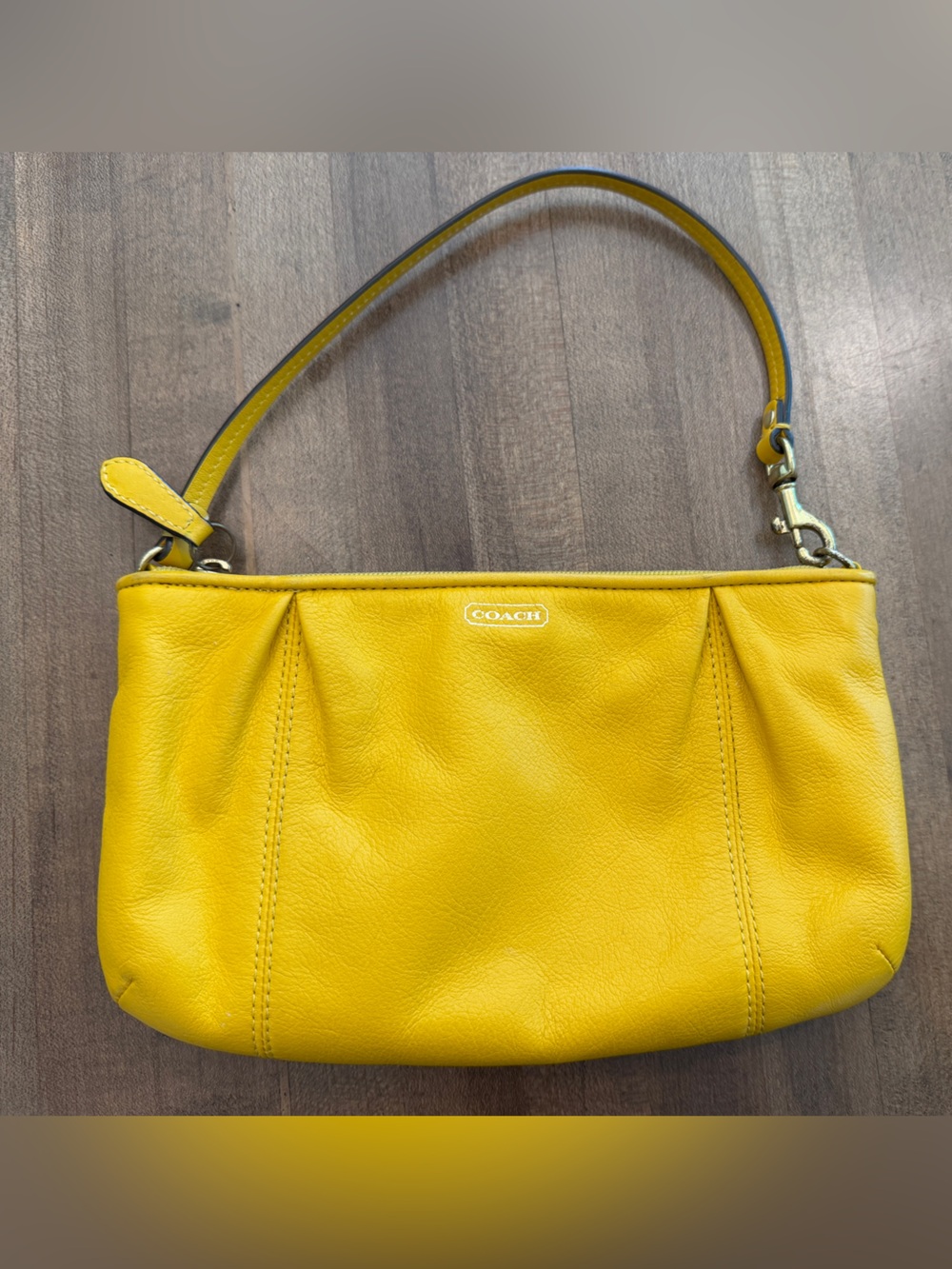 💛 Coach Wristlet/Clutch 💛